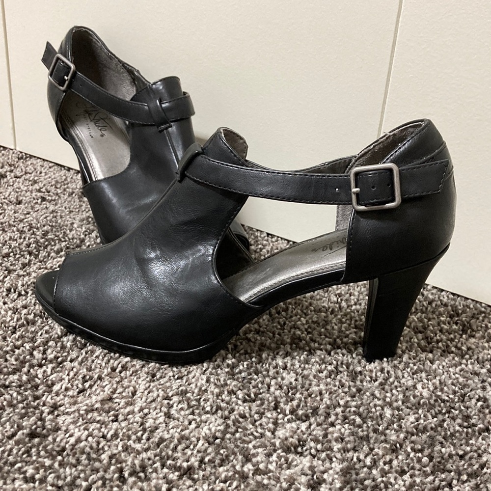 Lifestride Black Tstrap heel